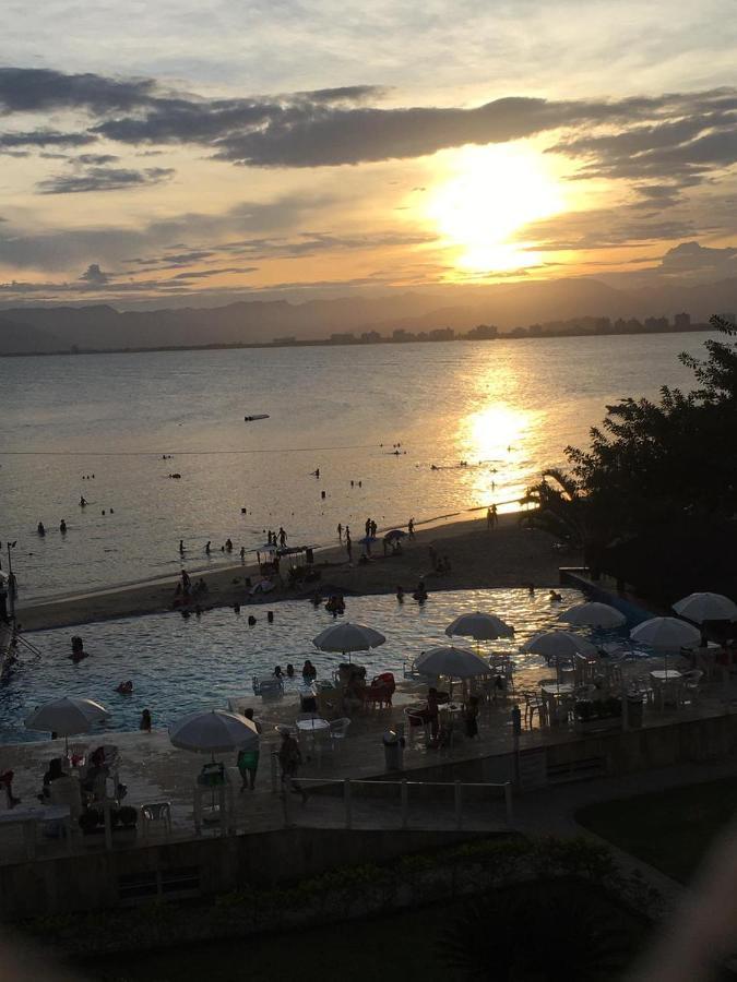 Apartamento pé na areia frente para o Mar e piscina na Prainha Caraguatatuba Exterior foto