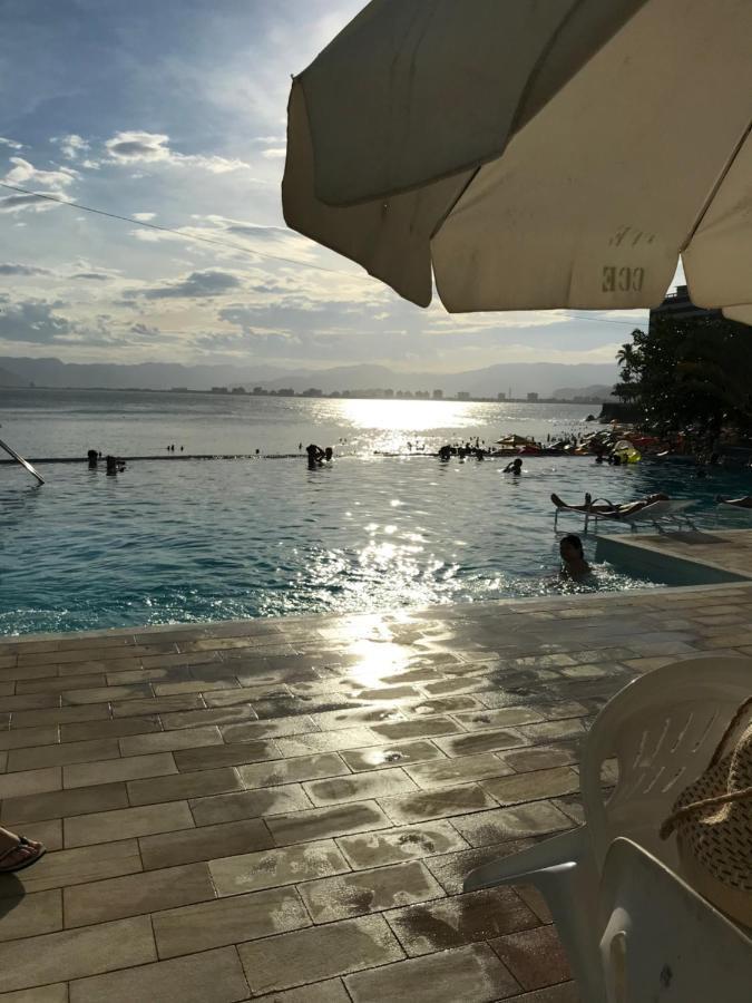 Apartamento pé na areia frente para o Mar e piscina na Prainha Caraguatatuba Exterior foto