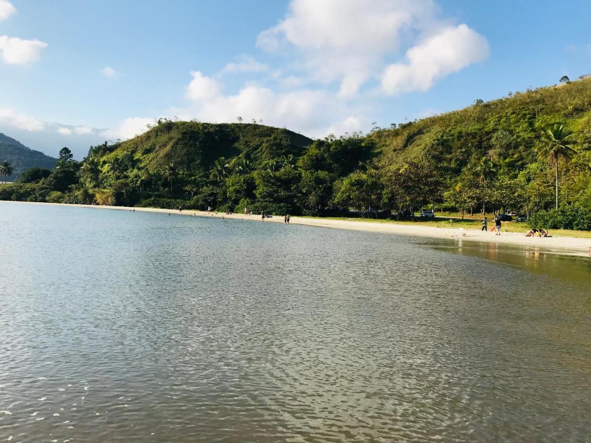 Apartamento pé na areia frente para o Mar e piscina na Prainha Caraguatatuba Exterior foto