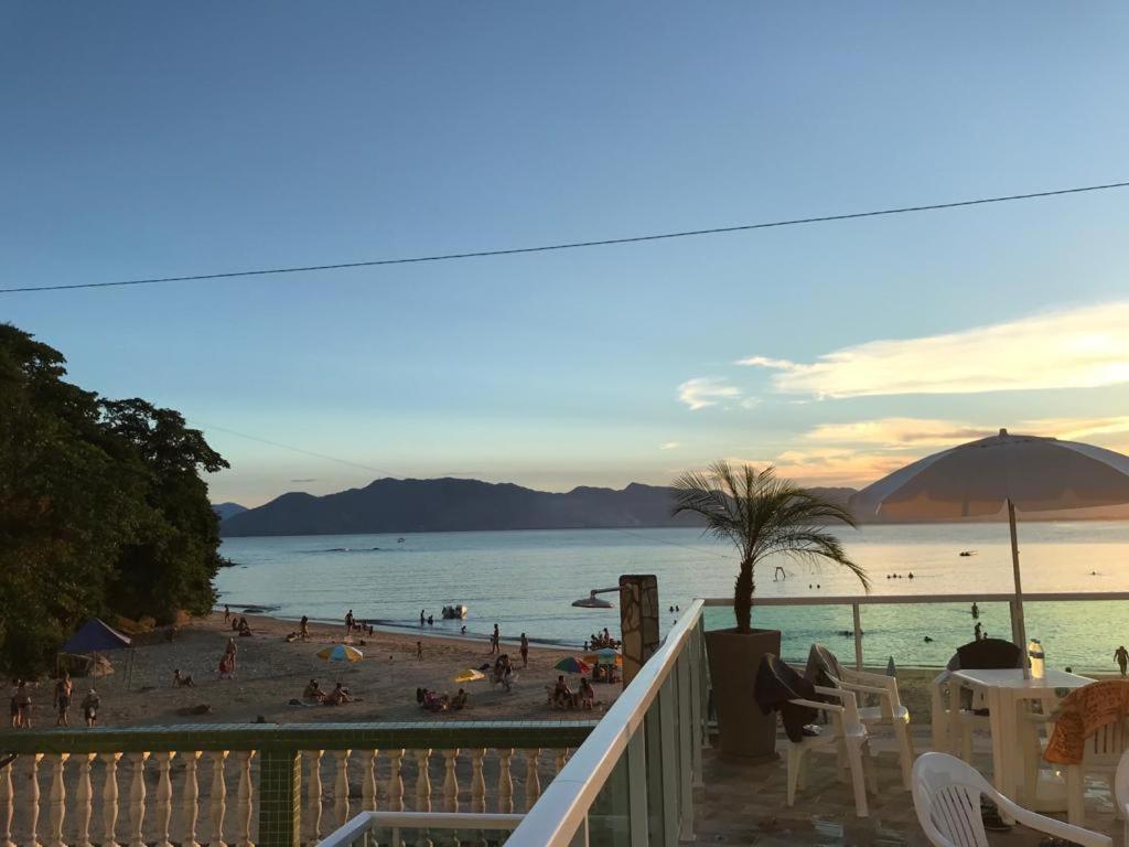 Apartamento pé na areia frente para o Mar e piscina na Prainha Caraguatatuba Exterior foto