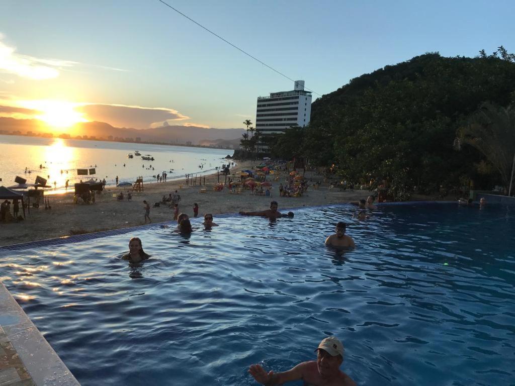 Apartamento pé na areia frente para o Mar e piscina na Prainha Caraguatatuba Exterior foto