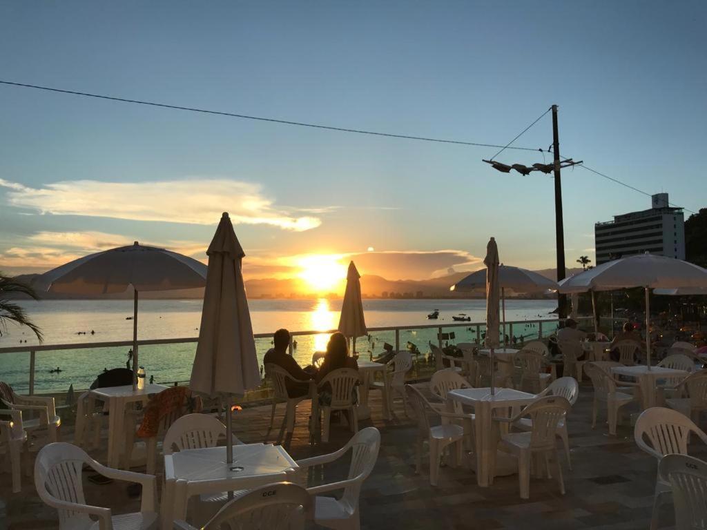 Apartamento pé na areia frente para o Mar e piscina na Prainha Caraguatatuba Exterior foto