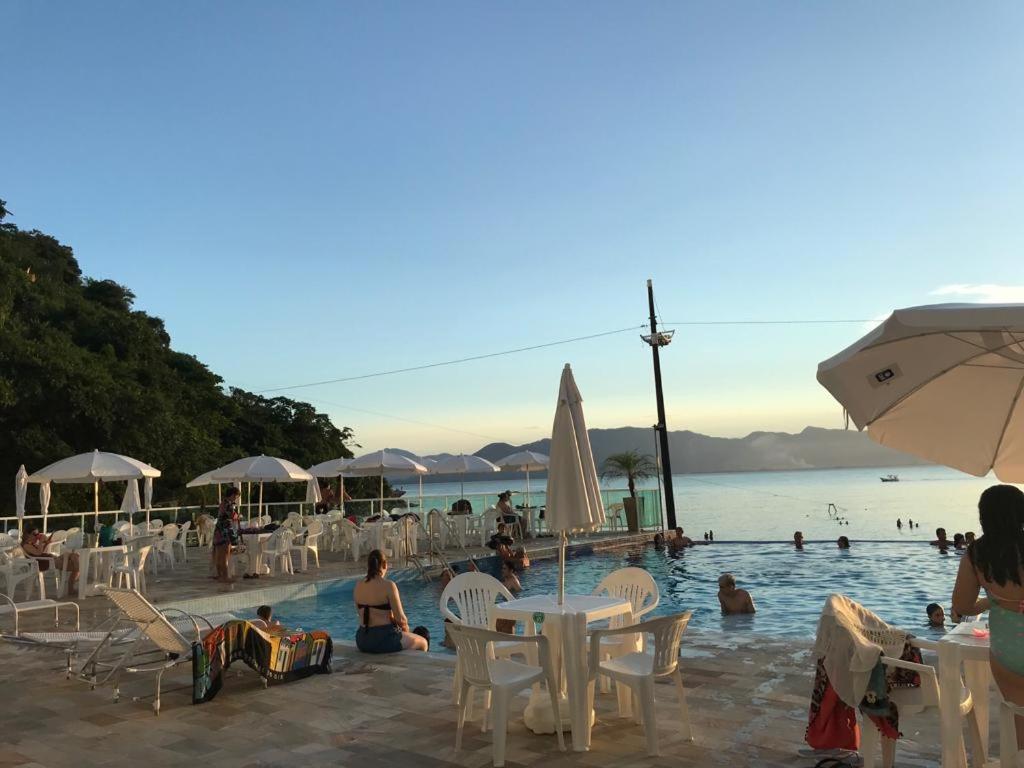 Apartamento pé na areia frente para o Mar e piscina na Prainha Caraguatatuba Exterior foto